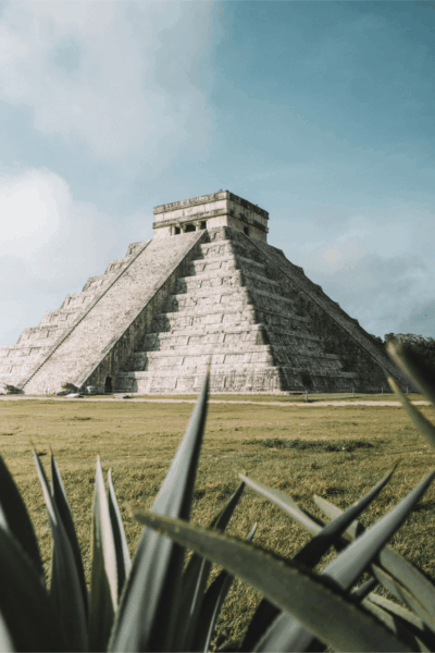 De piramide van Chichén Itzá in Mexico, een van de bekendste Maya-tempels en een populaire reisbestemming in Midden-Amerika.